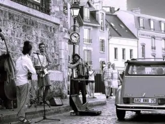 Street musicians in Montmartre, Paris